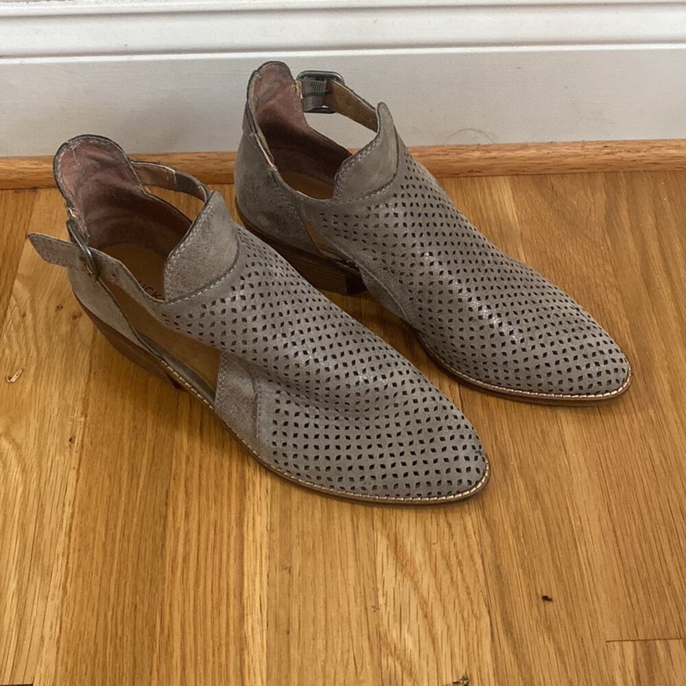 Lucky Brand Taupe Gray Laser Cut Fillian Bootie Size 9 Minimalist Basic - Picture 2 of 6
